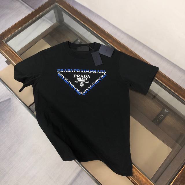 p120 Pra*Da 普拉达 2025最新款短袖T恤，绝对的顶级爆款，胸前印花字母Logo更显得不凡跟高档，大气，简约，基础，耐看，但又独具风格，结合了一款优