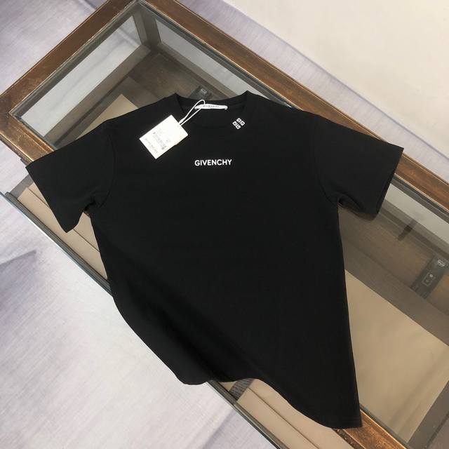 p120 Given*Chy 纪梵希 2025新款上市 专柜系列纯棉T恤！260克定制棉，面料柔软舒适，全新设计灵感，极具时尚代表性！胸前精致Logo字母硅胶工