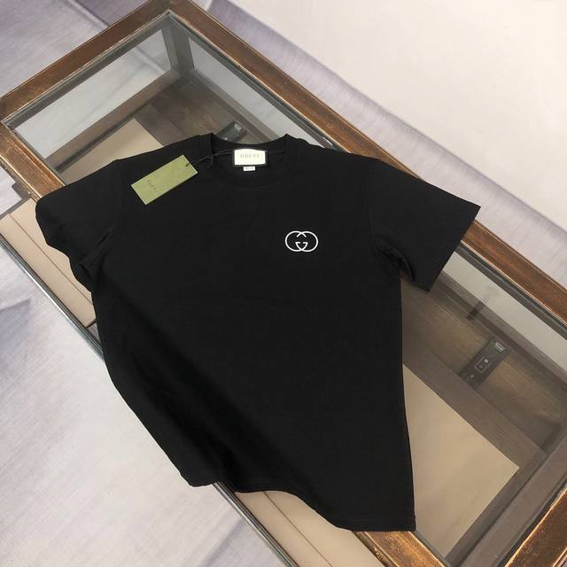 p120 Gucci 古驰 25春夏最新款短袖印花圆领T恤～印花Logo精致升级～定制纯棉面料，极为亲肤舒适， 摸上去手感非常的柔软，质感很好，做工细致。完美体