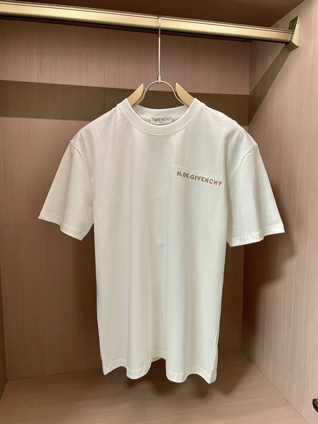 p260 givenchy/纪梵希蛇年限定男士短袖T恤圆领纯棉签名印花经典剪裁新款 同步官网发售！从高定走向高街的Gv，俘获大量年轻人的心，经典、时髦、高贵，一