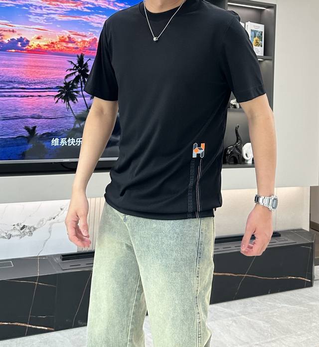 p270 h家 2025夏季新款 圆领短袖，时尚臻品的典范。采用精美细腻的刺绣工艺，立体感强，将原本简单的H字母图案栩栩如生的展现出来，达到极高的艺术感染力。点