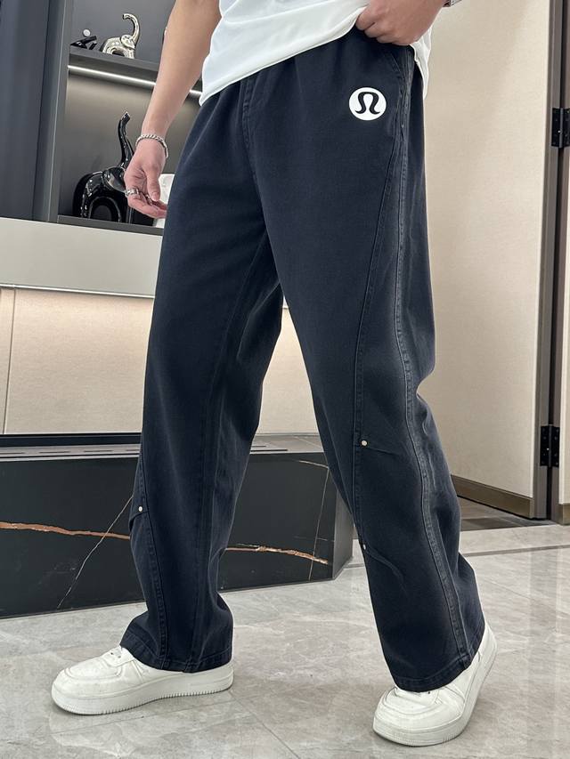 p330 lulu 纯黑色简约百搭男士休闲裤 纯棉面料休闲裤，最新款上身版型无敌正！ 绝对可以闭眼收的一款 此款裤子非常百搭，弹力腰围,日常上班 户外运动都可以