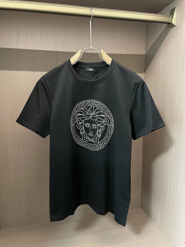 p250 versace 2025春夏新品水钻镶嵌Medusa短袖T恤；定制80支双股丝光长绒棉面料，胸前Medusa施华洛世奇水晶钻镶嵌而成，黑白配色，简约时