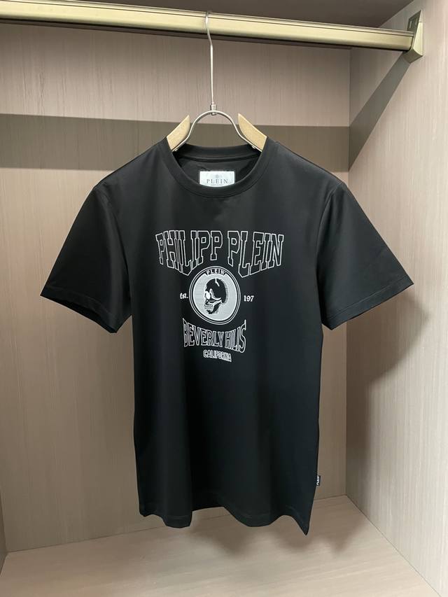 p250 pp 欧洲限定2025春夏新品印花短袖T恤；定制同步面料，胸前由品牌字母加上图案拼接而成的印花工艺，一向以复杂高奢为主打的一个品牌，把一件简单的T恤打