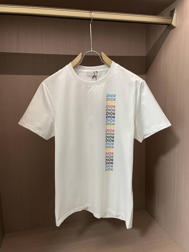 p250 dior2025春夏新品七彩字母印花短袖T恤；定制专属面料，丝滑细腻，胸前字母竖式排列七彩Dior字样印花设计，标识明确，七彩混搭风格，完美呈现奢华潮