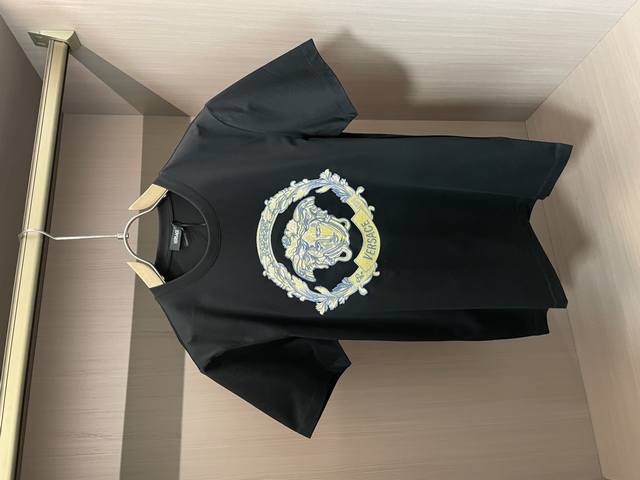 p290 versace 2025春夏新品万针刺绣短袖T恤；定制80支双股丝光长绒棉面料，柔软细腻！长时间客户群体试穿实验！胸前设计万针刺绣Medusa锦绣前程