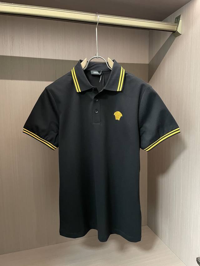 p270 versace 2025春夏新品金色刺绣Medusa丝光珠地面料短袖Polo衫；定制100支丝光珠地面料，主打舒适透气！领口袖口拼接设计罗纹金色装饰，