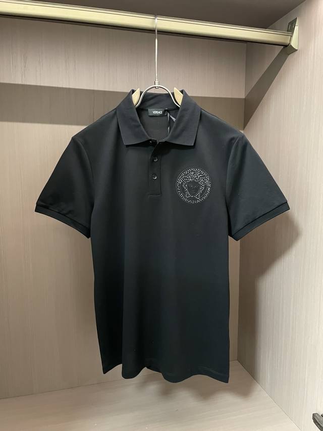 p270 versace 2025春夏新品刺绣加水钻Medusa丝光珠地面料立领Polo衫；定制100支丝光珠地面料，非常舒适透气！胸前Medusa图案由刺绣加