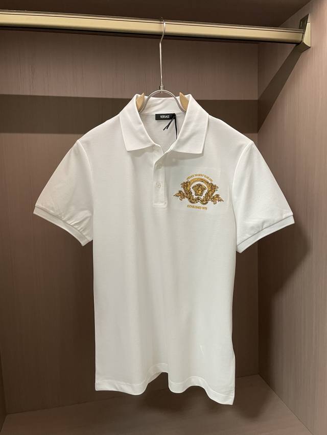 p270 versace2025春夏新品金线刺绣Medusa丝光珠地短袖Polo衫；定制100支丝光珠地面料，胸前金线刺绣花卉装饰Medusa图案，定制Vers