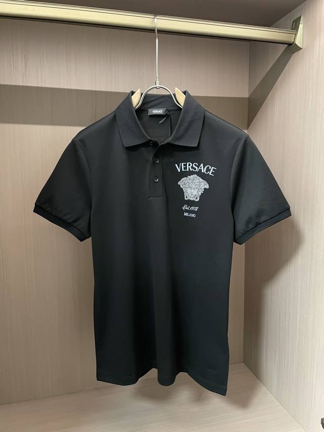 p270 versace 2025春夏新品刺绣Medusa短袖Polo衫，定制100支丝光珠地面料，胸前饰刺绣施华洛世奇水晶镶嵌Medusa图案，顶级奢华的代表