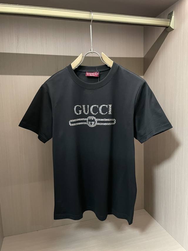p250 g家2025春夏新品施华洛世奇水晶镶嵌字母棉质短袖T恤，定制专属柜台面料，微阔版，胸前Gucci有不同大小的奥钻镶嵌，闪亮奢华！一件非常不错的春夏新品