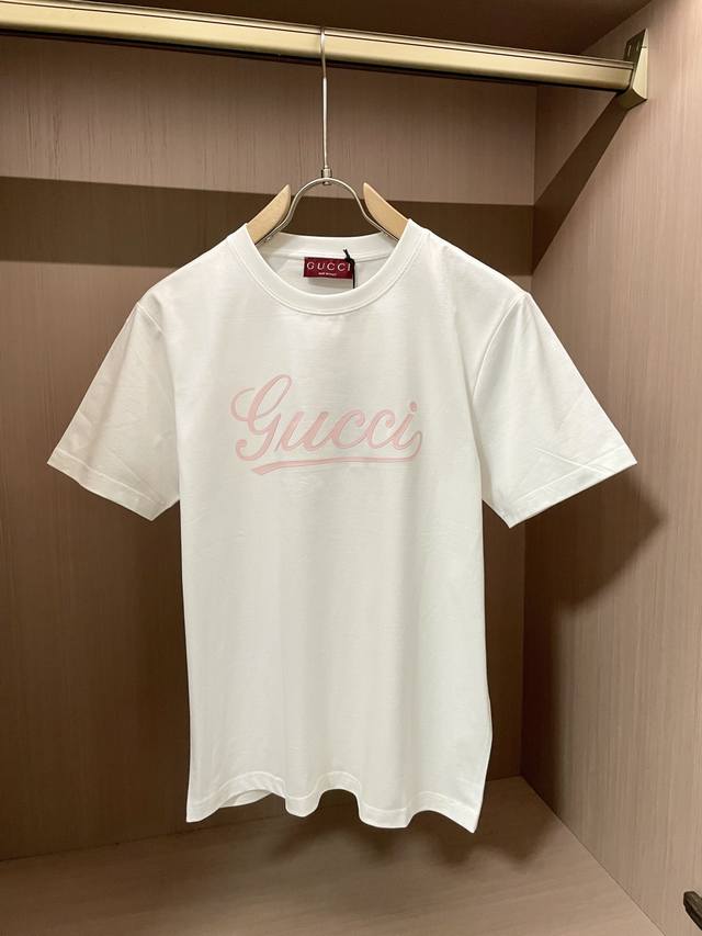 p250 g家2025春夏新品Gucci字母粉色立体硅胶印花短袖T恤；定制柜台专属面料！三标都是同步定制，胸前立体硅胶印花工艺，从设计理念到成型经过了无数的考证