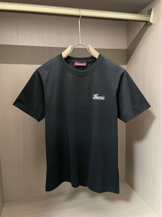 p250 gucci 2025 春夏新品字母刺绣短袖T恤；定制柜台同步精品面料，胸前采用黑白撞色设计Gucci之字型绣花设计，表示新的一年顺风顺水！一款基础款式
