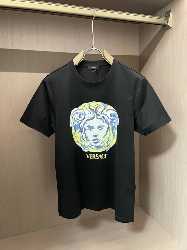 p250 versace 2025春夏新品仿手绘Medusa蛇女印花短袖T恤；定制专属80支双股丝光长绒棉，胸前形象图案Medusa仿手绘工艺印花！一款比较抽象