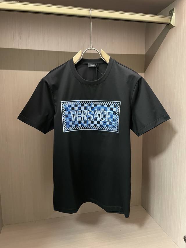 p290 versace 2025 春夏新品经典方框刺绣拼色格子80支双股丝光长绒棉短袖T恤；定制同步面料，胸前是由蓝色格子希腊回型纹设计万针刺绣图案组合而成，