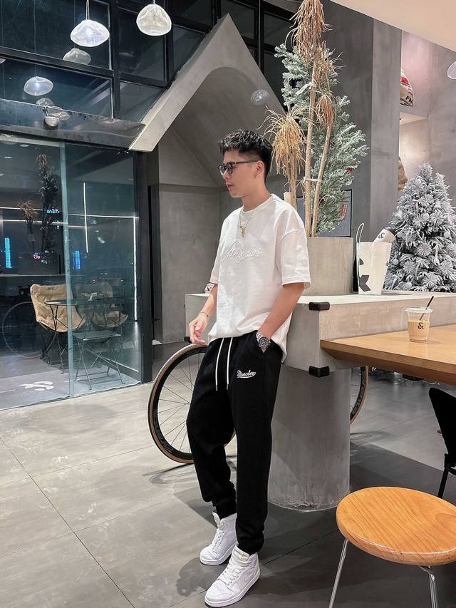 p330 Moncler空气层棉面料 春夏休闲裤子 美学的焕新诠释,演绎浓郁的格调型时尚风范,细节感和设计感强悍.经典品牌标识做为色彩搭配,演绎经典的品牌时尚,