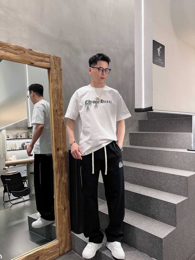 p330 Gucci 空气层棉面料 春夏休闲裤子 美学的焕新诠释,演绎浓郁的格调型时尚风范,细节感和设计感强悍.经典品牌标识做为色彩搭配,演绎经典的品牌时尚,为