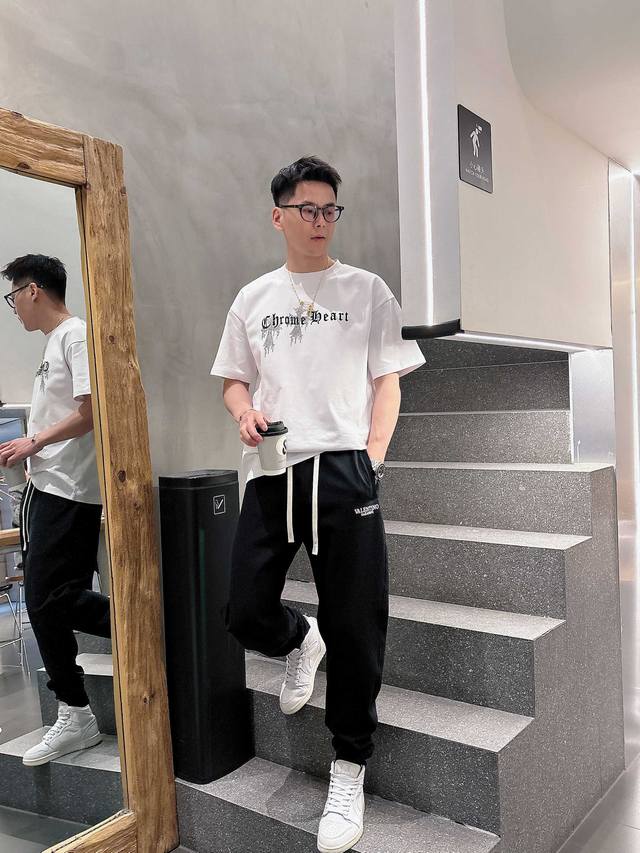 p330 华伦天奴 空气层棉面料 春夏休闲裤子 美学的焕新诠释,演绎浓郁的格调型时尚风范,细节感和设计感强悍.经典品牌标识做为色彩搭配,演绎经典的品牌时尚,为整