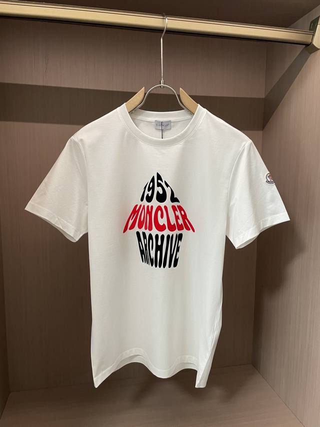 p250 moncler 2025春夏新品抽象撞色印花短袖T恤；80支双股丝光长绒棉面料制作，袖口羊毛鸭仔唛，胸前草房形状字母呈现撞色拼接印花工艺，非常具有抽象