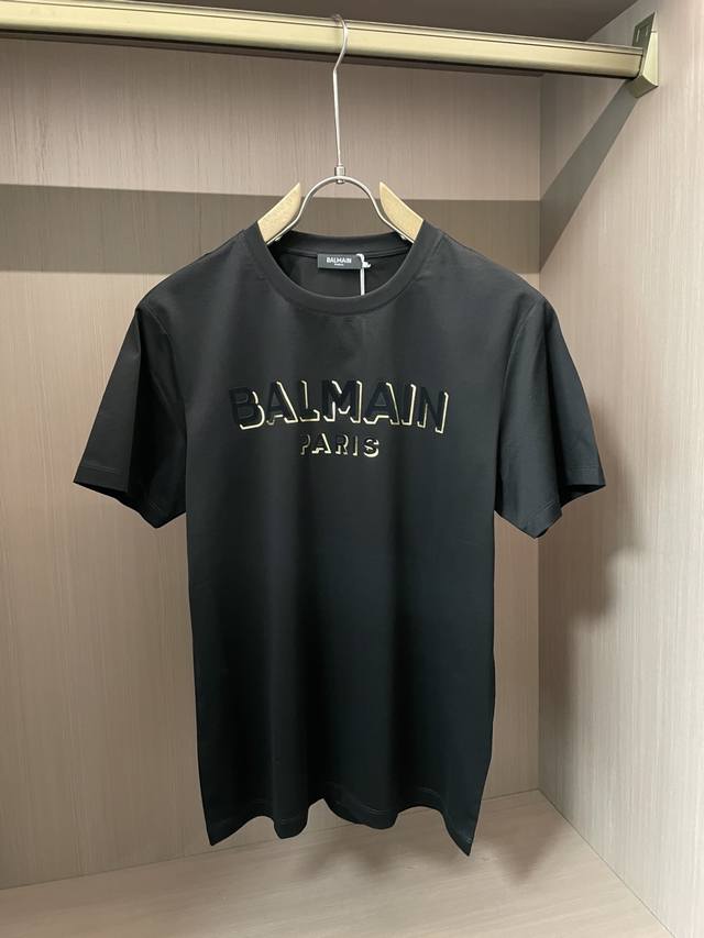 p250 巴尔曼2025春夏新品字母烫金植绒工艺短袖T恤：定制柜台同步面料，胸前字母印花是由烫金加植绒组合而成立体3D效果呈现，经典的标语图案，三标齐全！一向主
