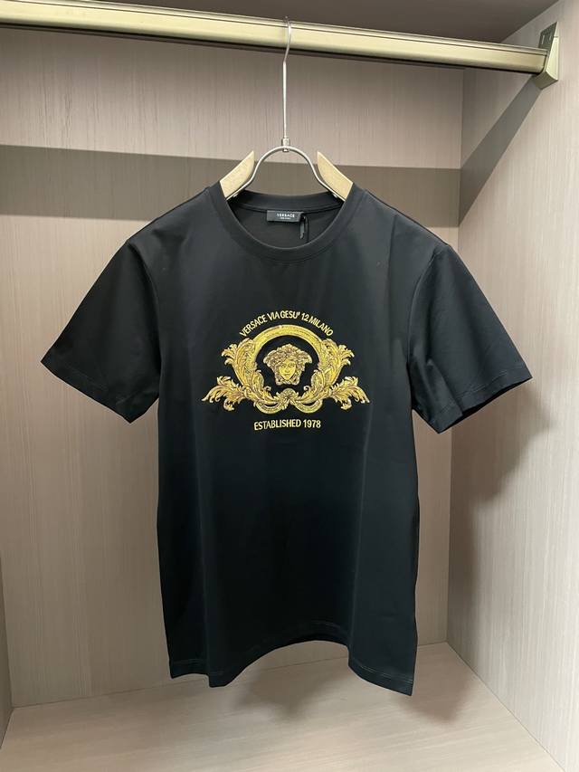 p290 versace 2025春夏新品珠片刺绣Medusa短袖T恤；原版开发80支双股丝光长绒棉面料，胸前有美高梅影视开场的设计理念中间Medusa珠片刺绣