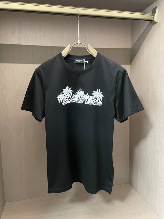 p250 巴尔曼2025春夏新品热带风情字母印花设计短袖T恤；同步柜台面料，奢华的亲肤舒适的面料设计，胸前由棕榈树加上品牌英文设计印花，夏季专属的热带雨林季候风