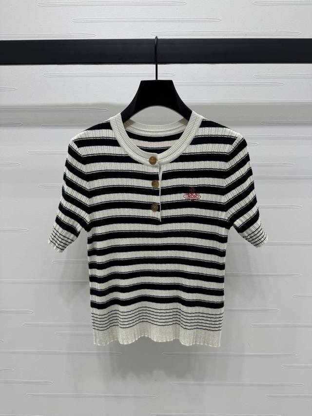 p250顶级原单配包装 Vivienewestwoo* 20250510春夏最新系列！圆领条纹短袖针织！定制进口天丝羊毛针织材质 透气舒适 质感十足 胸前半开襟