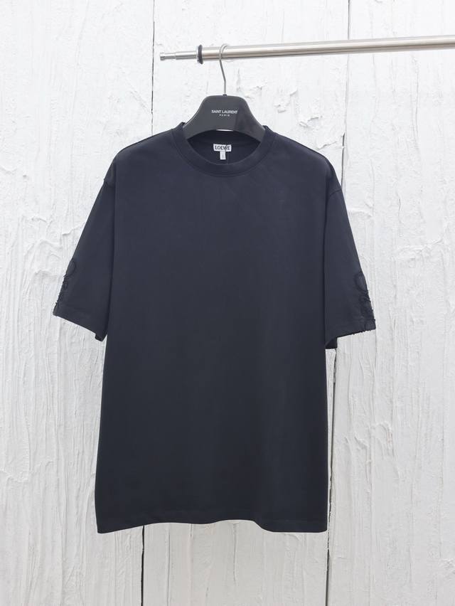 p230 loew*/罗意威 贴布绣刺绣短袖 轻盈质地纯棉质面料，采用15S精棉平纹，230G。精棉面料通常具有较好的吸湿性、透气性、保暖性和耐磨性，同时也比较