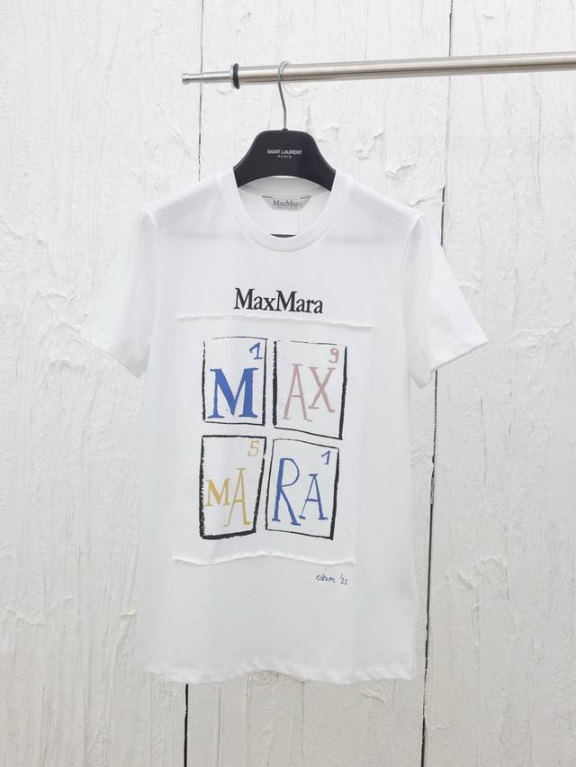 p180 maxmar*/25Ss春夏新款涂鸦印花贴布绣短袖T恤 采用棉质平纹针织面料，正面饰有贴布品牌标识字母印花图案，罗纹领口和下摆 size：S/M/L