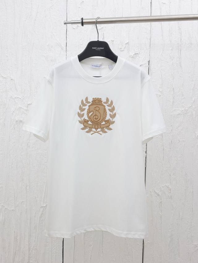 p190 burberry*/巴宝莉25春夏新款金叶徽标短袖T恤 采用150支精棉平纹，210G，上身舒适透气 金属感徽章采用金丝绣线材质 在面料表面形成徽章图