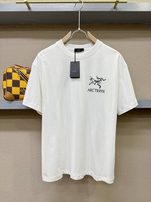 p180 Arc‘Teryx/始祖鸟 2025春夏新款短袖T恤！走秀图案时尚休闲短袖T恤衫！设计Logo设计！极具设计精选客供100%全棉面料，手感柔软亲肤，着