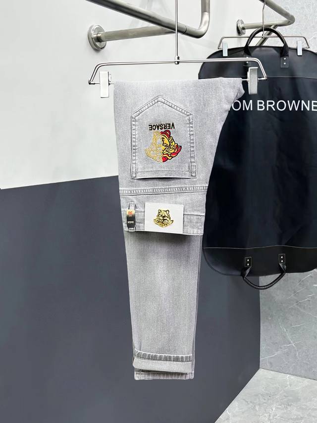 P250【范思哲】高品质 2025春夏官网高端新品原单少数帅爆牛仔裤，百分百原单 百搭神器！今年最新流行的风格设计款式，采用进口棉花制作成的单宁布，上身舒适，剪