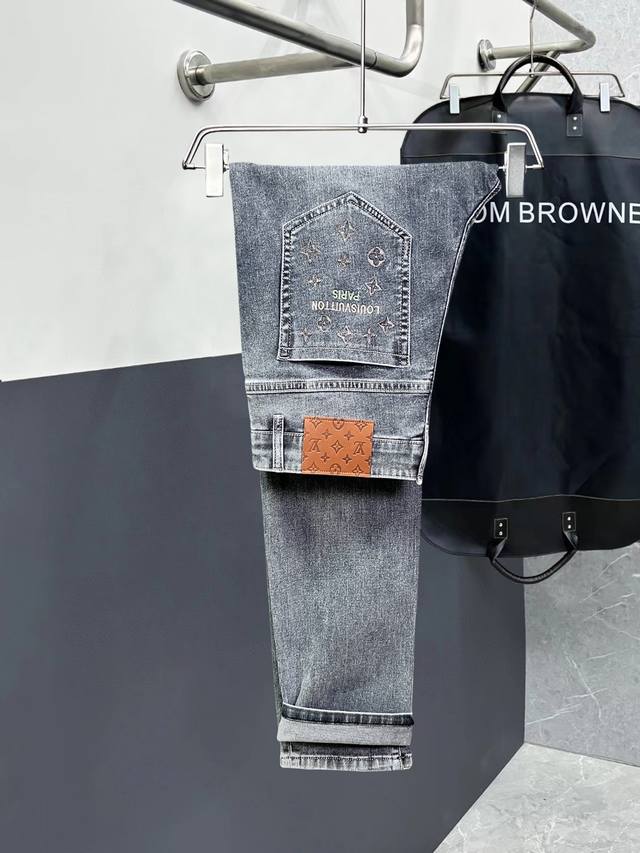 P260【Lv】高品质 2025春夏官网高端新品原单少数帅爆牛仔裤，百分百原单 百搭神器！今年最新流行的风格设计款式，采用进口棉花制作成的单宁布，上身舒适，剪裁