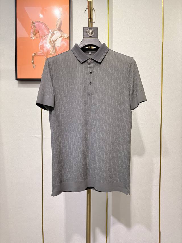 p230 Dior 2025新款男士时尚提花短袖T恤 采用高档针织提花面料 奢华经典品牌Logo设计百搭气质 秉承大牌的传统时尚魅力，独有提花线条设计散发着浓郁