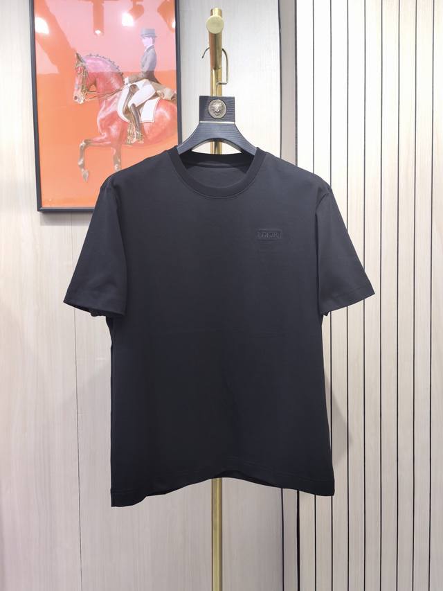 p210 Dior 迪奥男士常规版型T恤 以优雅随意地风格彰显Dior的精湛工艺和优良传统。这款T恤结合典雅气质与休闲风范。采用珍贵的丝光双面面料精心制作，胸前