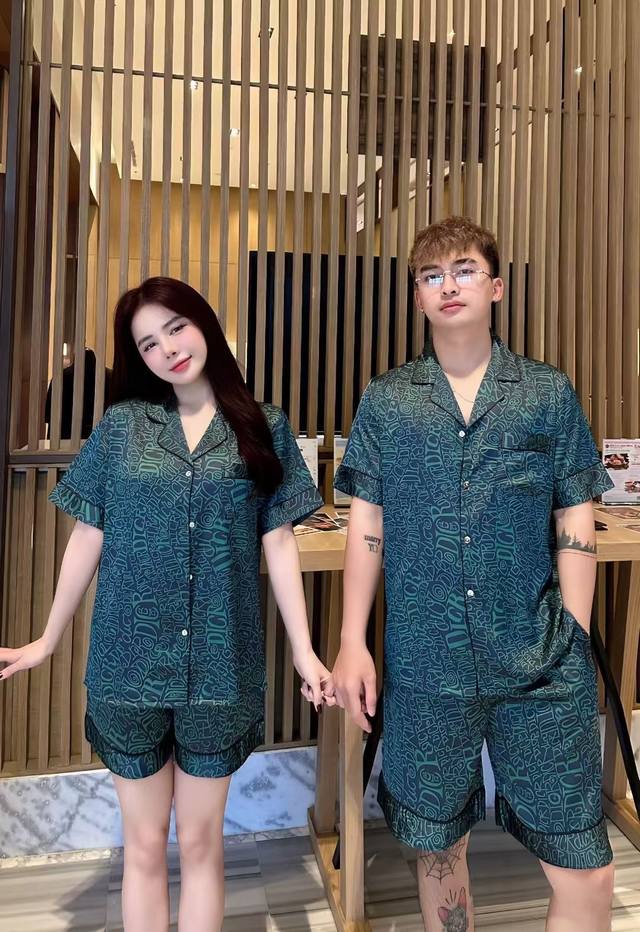 p260 新款上市 爆款迪迪家 高端家居服套装，短袖短裤 男女同款，采用高定韩国丝面料，上身效果舒适，尺码M—3Xl（真丝产品切勿机洗，建议手洗或者洗衣袋洗）