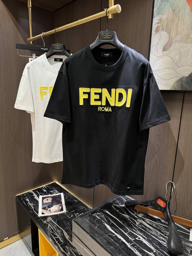 p200 Fd2025 春夏新款短袖 整体上色泽较鲜明和光亮，手感顺滑揉软，悬垂感特强，质地自然柔软、贴身超级舒服，悬垂感特强！ t恤日常穿搭很自在很实用，超级
