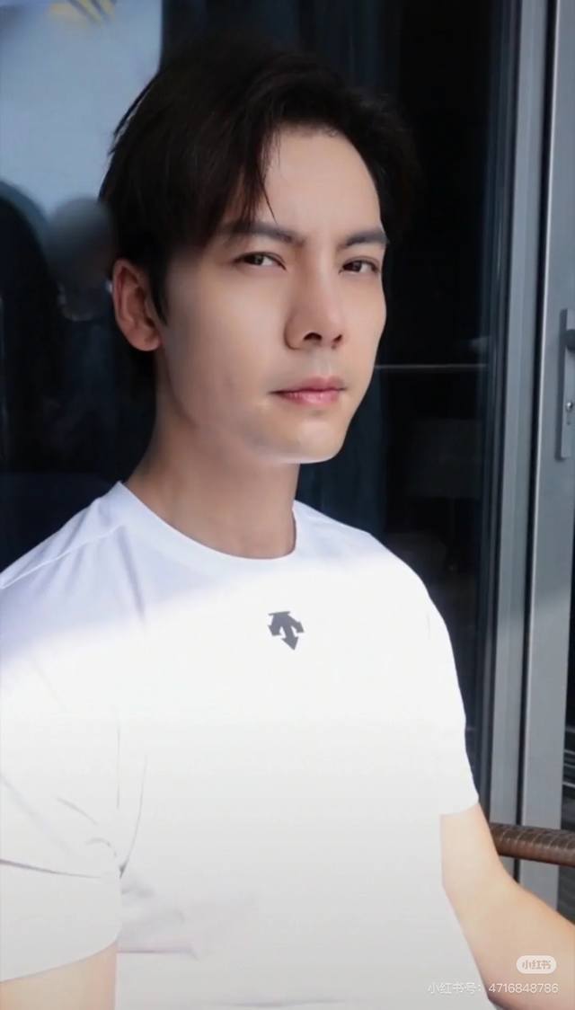 模特图160 速干短袖Descente / 迪桑特陈伟霆 彭于晏同款 三色综训运动健身男女同款清爽速干短袖T恤夏季新款 原单Des综训系列运动健身男士轻薄透气速
