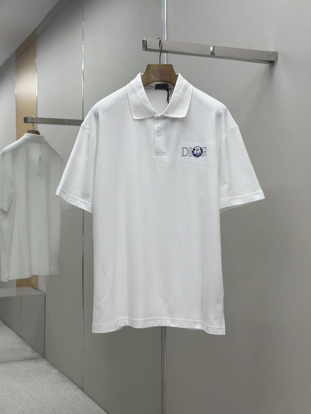 p210 -Dio 25Ss新款绣花Logo翻领短袖 常规版型，270G洗水棉，36支双纱平稳，紧密挺厚手感。四线密边，双线领冚边，双针锁链底包边包线，前幅刺绣