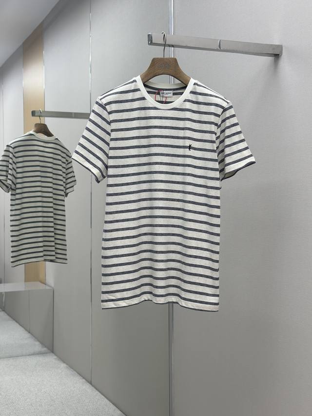 p190 saintlaurent 标识条纹短袖 定制雅韵彩织高密亚麻 色泽自然 织造精细 舒适贴肤 简约米白 亚麻质感 尽显高雅韵味 每一道条纹都蕴含着动态的