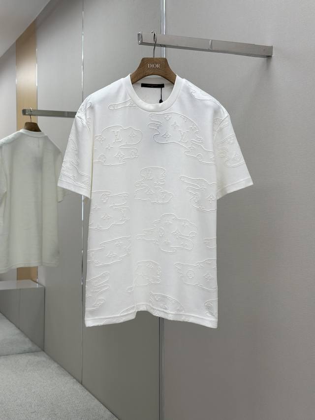 p220 | 5新款Ing 这款【320G】短袖是衣橱必备单品，彰显了路易威登的精湛技艺。优质水洗棉布全烧花Lv工艺做旧，这款随性单品可轻松搭配日常装扮。 ：白