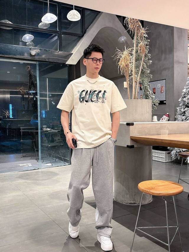 p210 2025夏季新款 古驰 手绘定制标休闲T恤 定制260G高支100%纯棉面料 宽松版型 工艺精细 舒适休闲百搭 颜色：黑色 杏色 尺码: S-3Xl