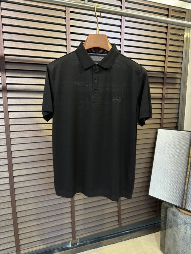 p230 bur&巴宝粒2025Ss新款Polo衫。采用90%长绒棉10%桑蚕丝混纺面料，柔软抗皱，韧劲足，不易刮丝，上身舒适，吸汗透气速干；定制领口，内部采用