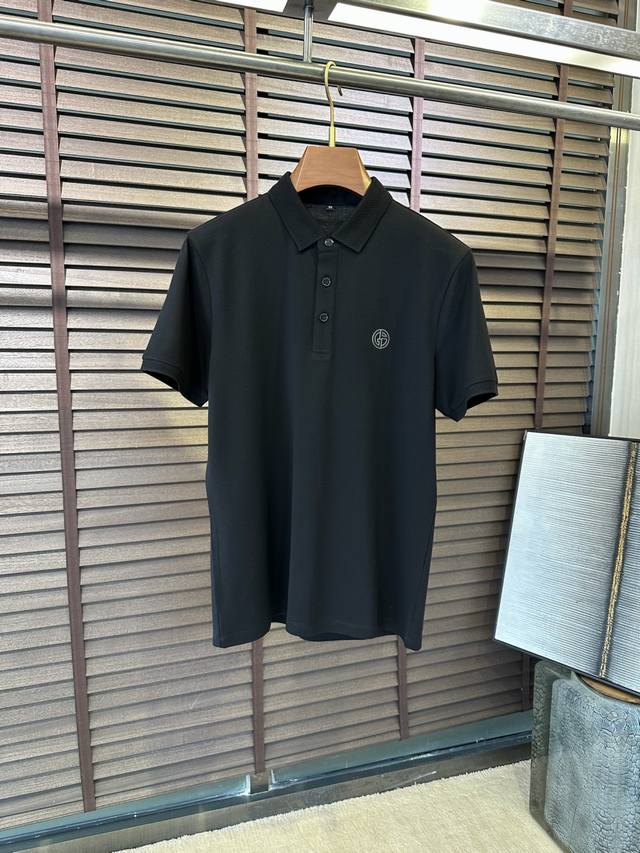 p240 Dunhil&登喜露2025Ss新款Polo衫。采用定制棉再生纤维素纤维聚酯纤维混纺面料，自带清凉感，抗皱吸汗速干，上身舒适度极高；胸前饰以品牌字母L