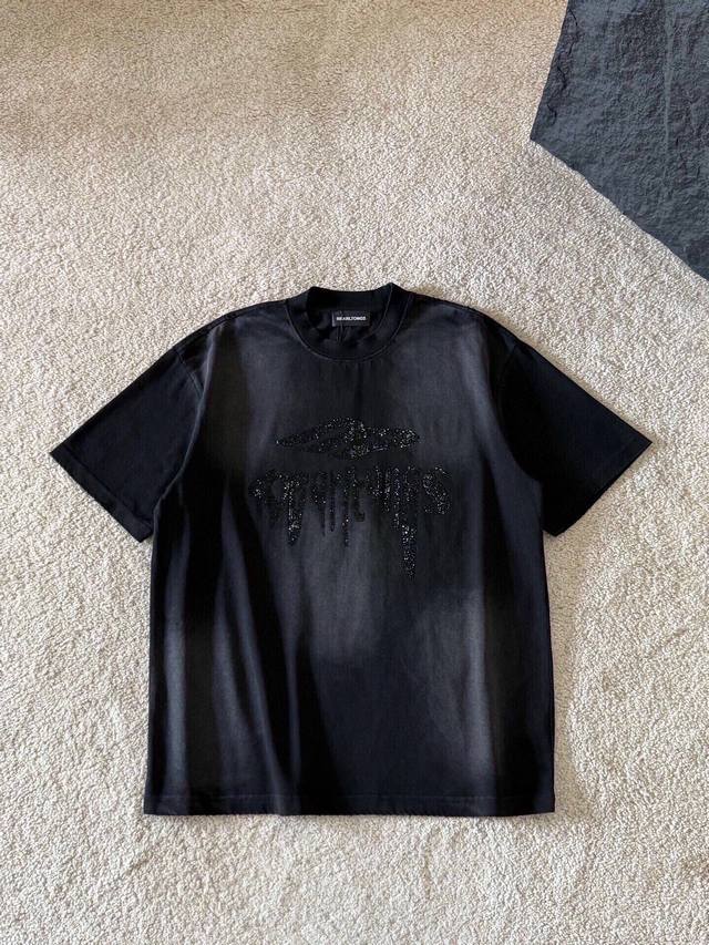p 230 Balenciaga短袖 面料采用进口机器织造而成，布面纹路的独特性创造出完美的成衣效果 面料采用新疆棉高克重 搭配320克1*1罗纹，4色环保定染