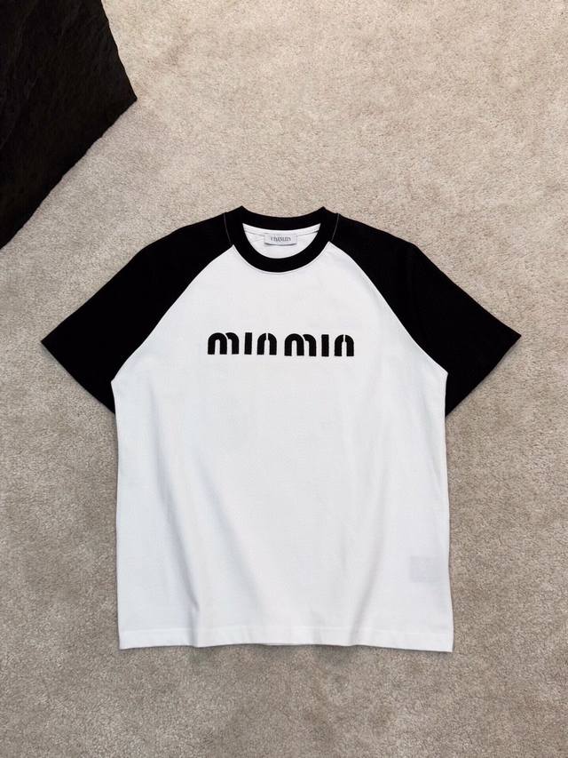 p 210 Miu Miu*春夏新款圆领时尚短袖T恤重磅纯棉 插肩袖，贴布秀工艺Logo设计.贴肤舒适，耐看又好穿.休闲百搭必备款 颜色：白色 码数：M~3X