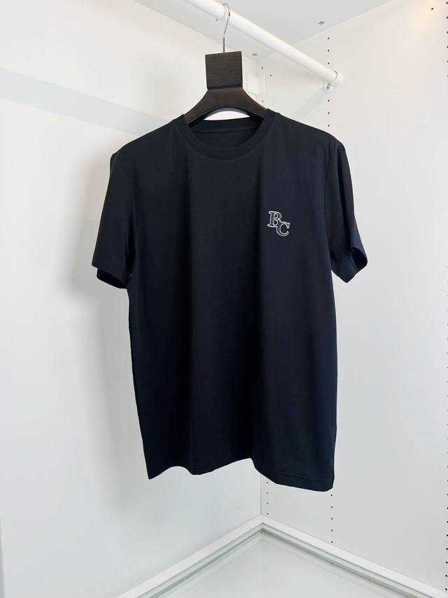 p230 Bc2025夏季休闲系列 城市款经典百搭圆领短袖T恤衫 高端系列！刺绣Logo看似简单的设计却充满细节 版型 面料 整体的设计 缺一不可 上身微宽而不