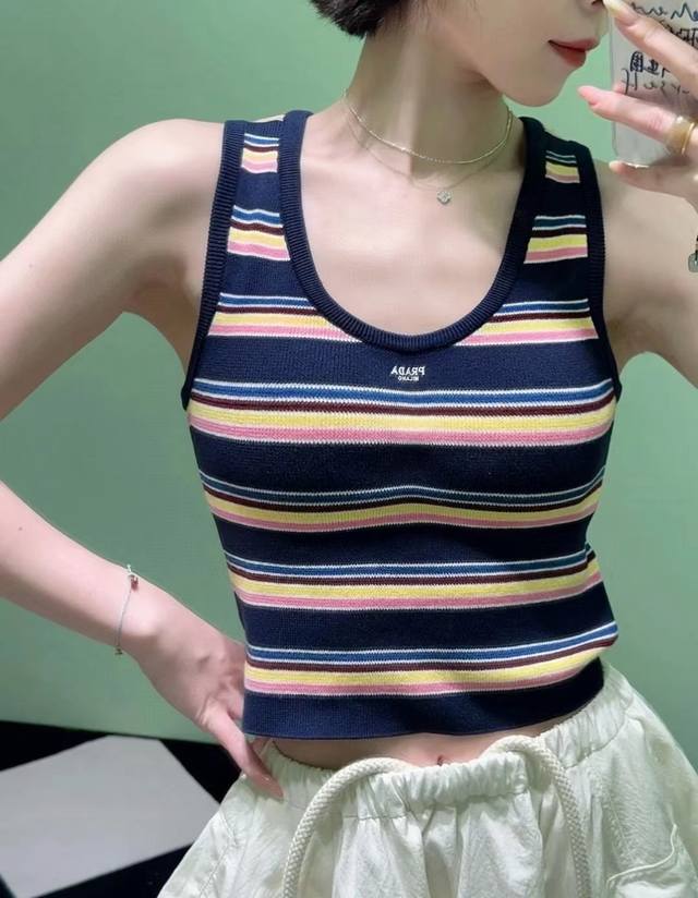 【Qx.8259】P180 女孩子的背心真的不嫌多 巨好穿 背心真的是春夏秋三季都穿的单品 彩虹色彩背心轻松打造甜心辣妹的活力感