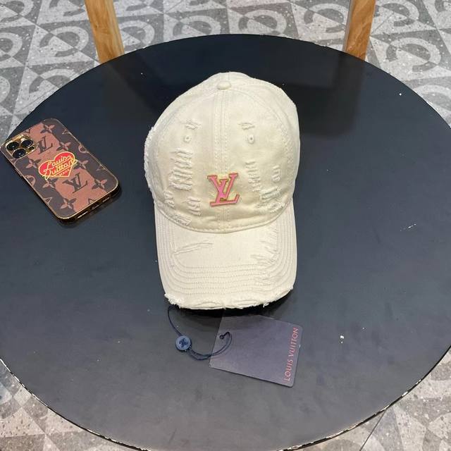p120 Lv(路易威登)2024新款原单破洞棒球帽，专柜1:1开模订制质量超赞，基础头围57 可调节。