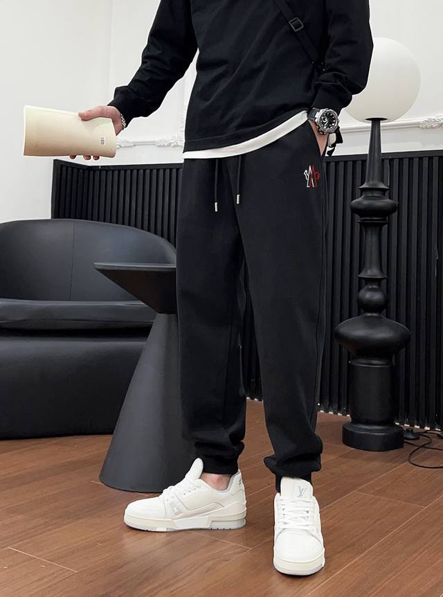 P230 Moncler 加厚新款 2025官网品牌标识Logo印花休闲裤裤。定制纯棉针织400磅复合面料，加厚款 面料舒适松紧腰头,双侧插口袋设计！一款日常穿